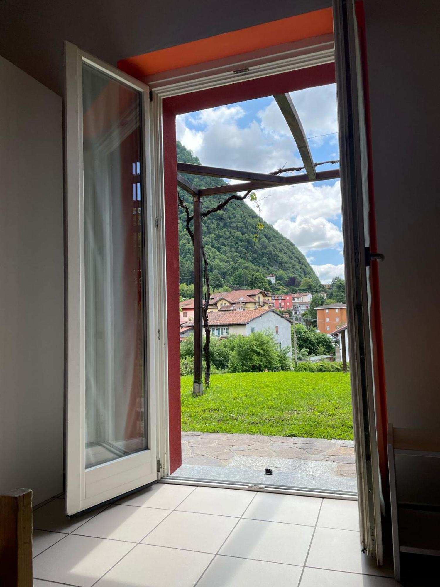 Ostello Casa Rossa Laveno-Mombello Exteriör bild