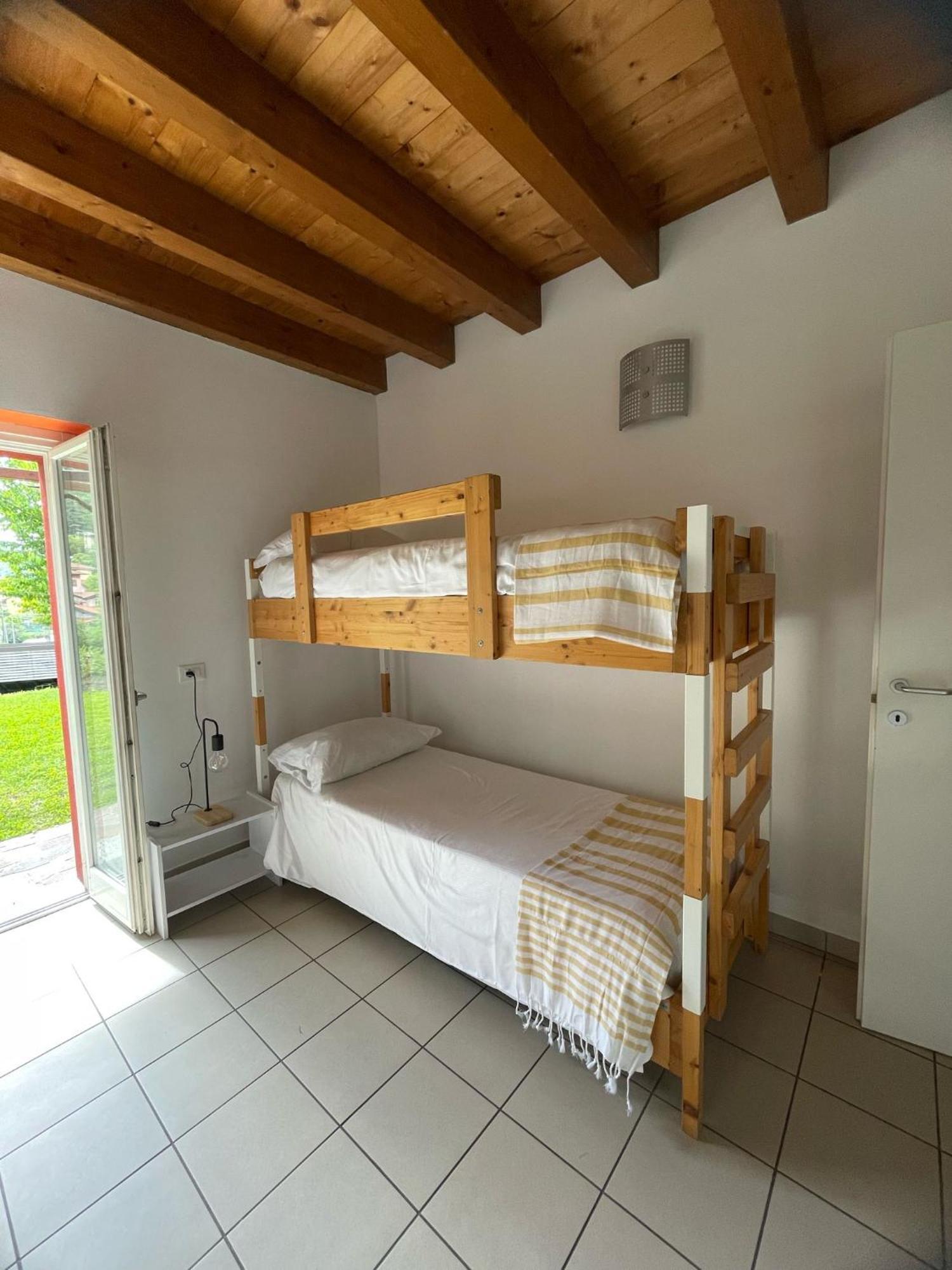 Ostello Casa Rossa Laveno-Mombello Exteriör bild