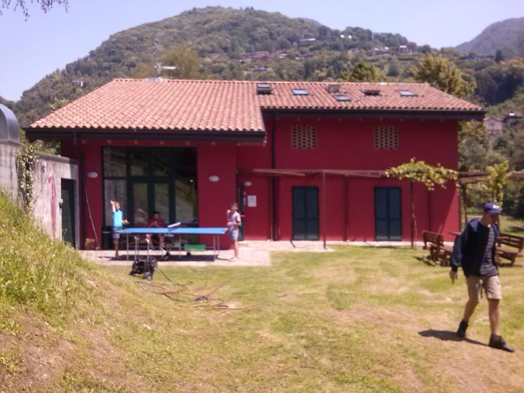 Ostello Casa Rossa Laveno-Mombello Exteriör bild