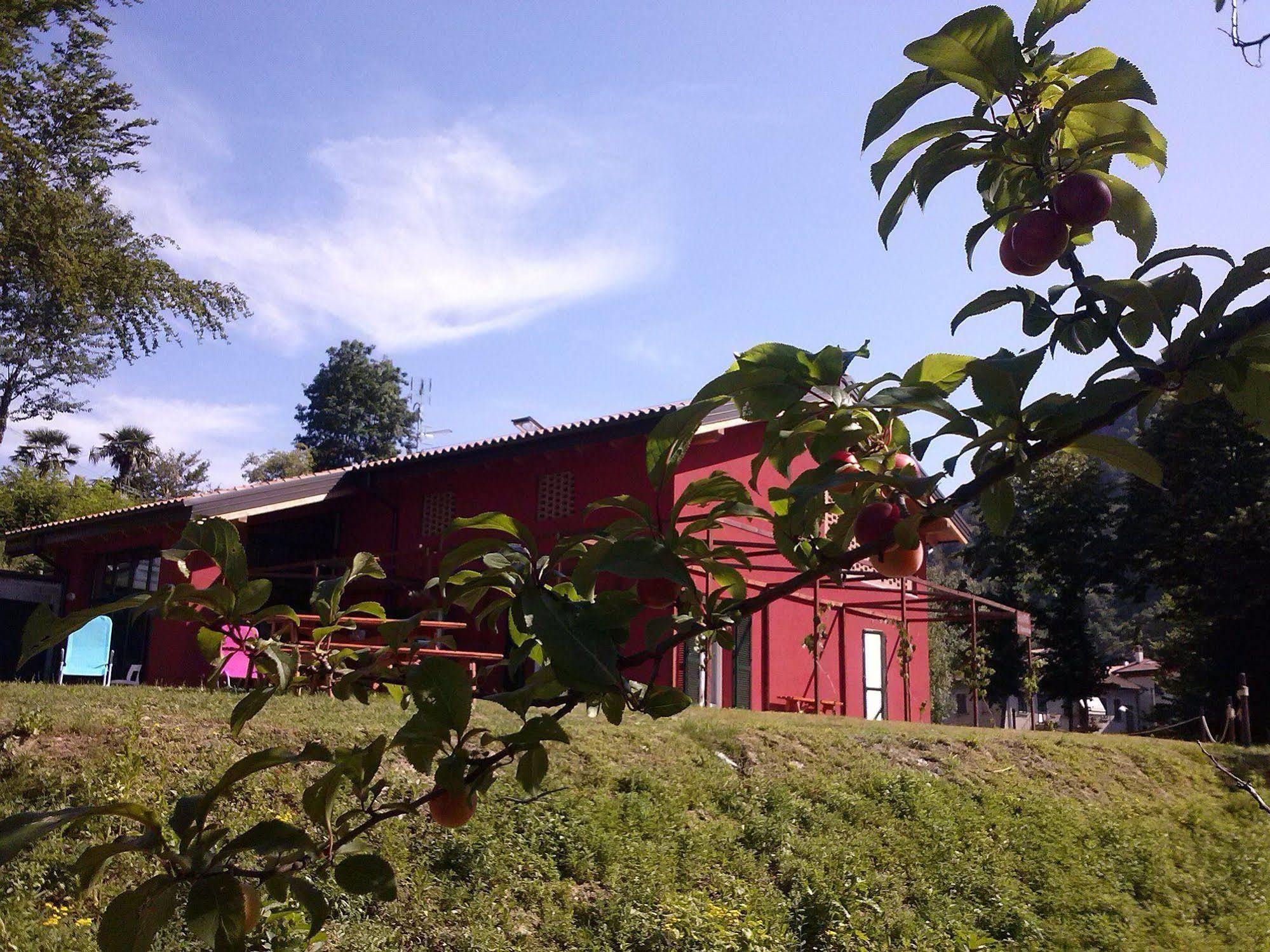Ostello Casa Rossa Laveno-Mombello Exteriör bild
