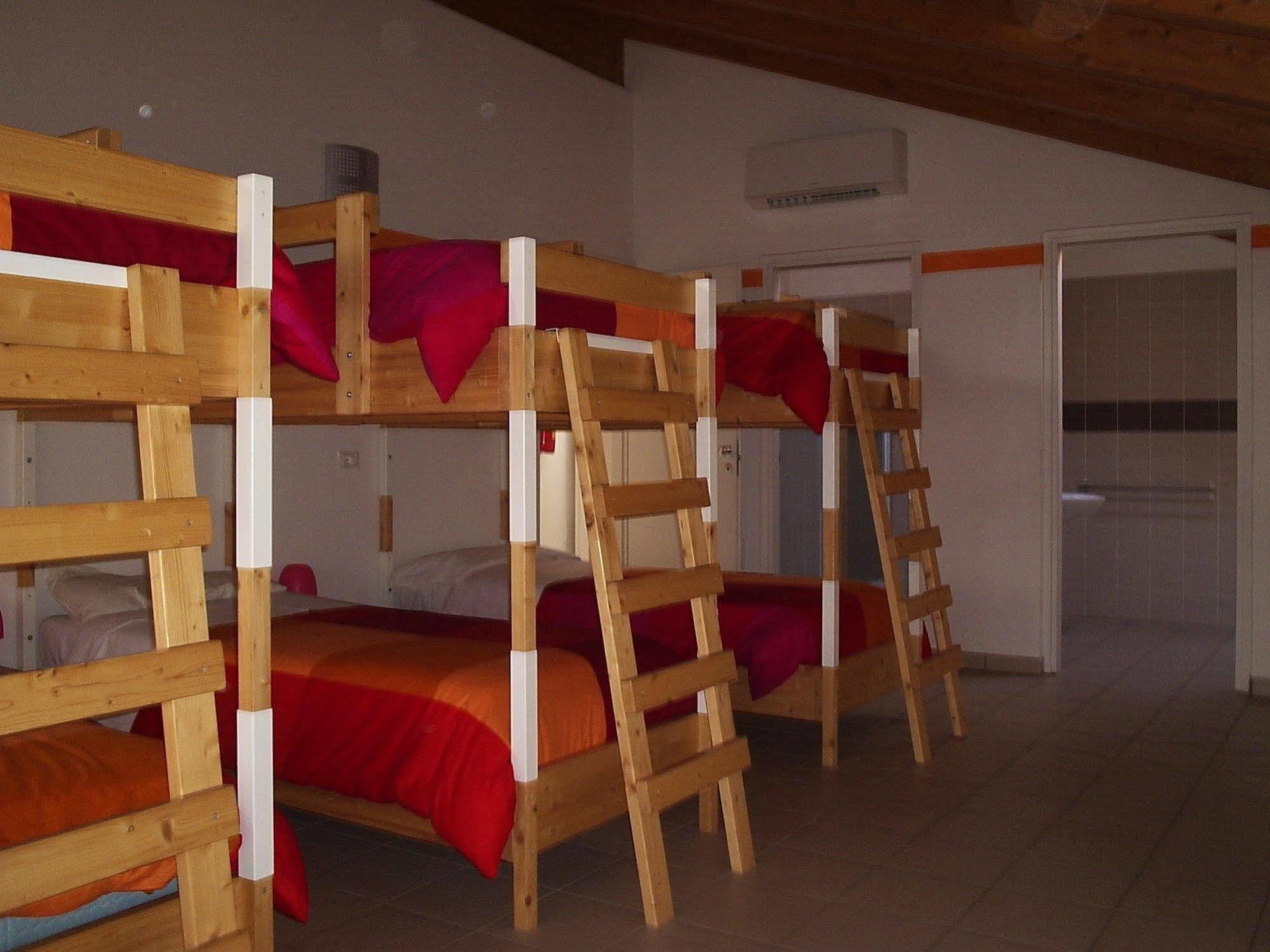 Ostello Casa Rossa Laveno-Mombello Exteriör bild